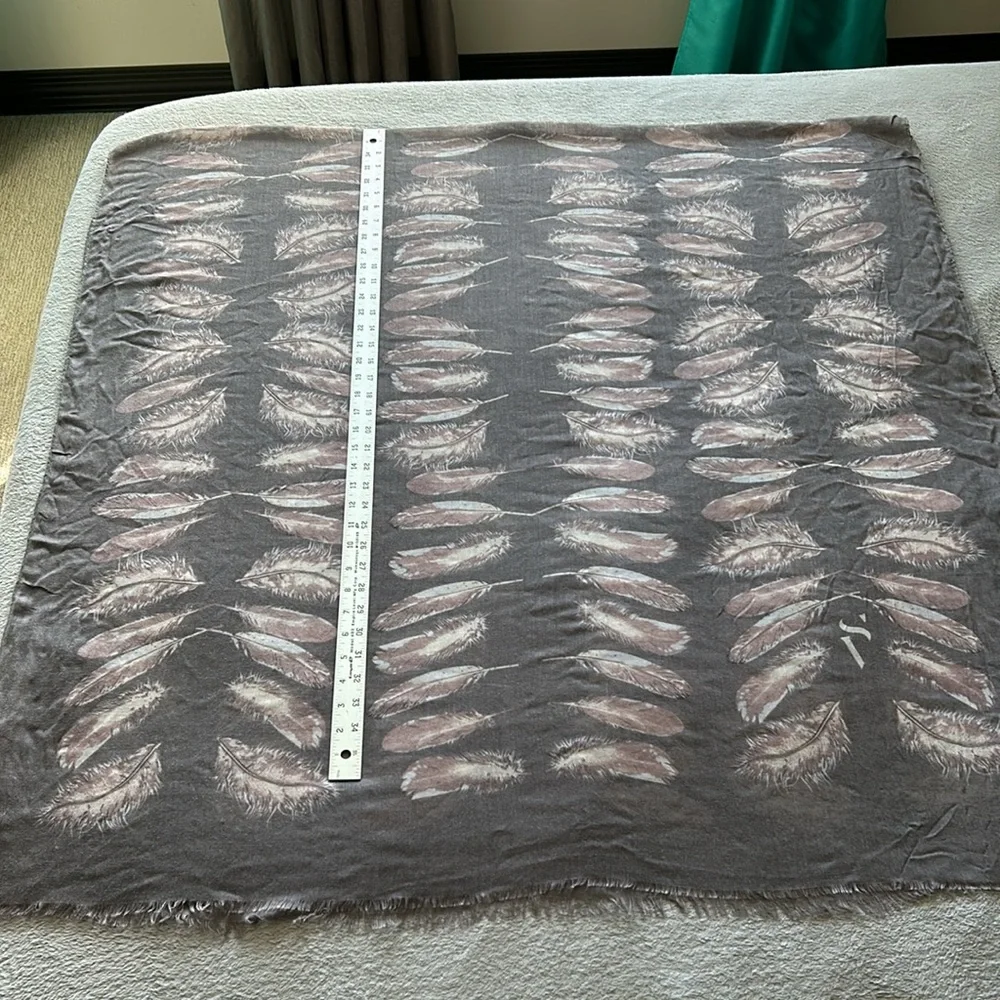 Simply Vera | Womens Oversized Feather Print Shawl/Scarf w/ Fringe - Size OS - Picture 7 of 11